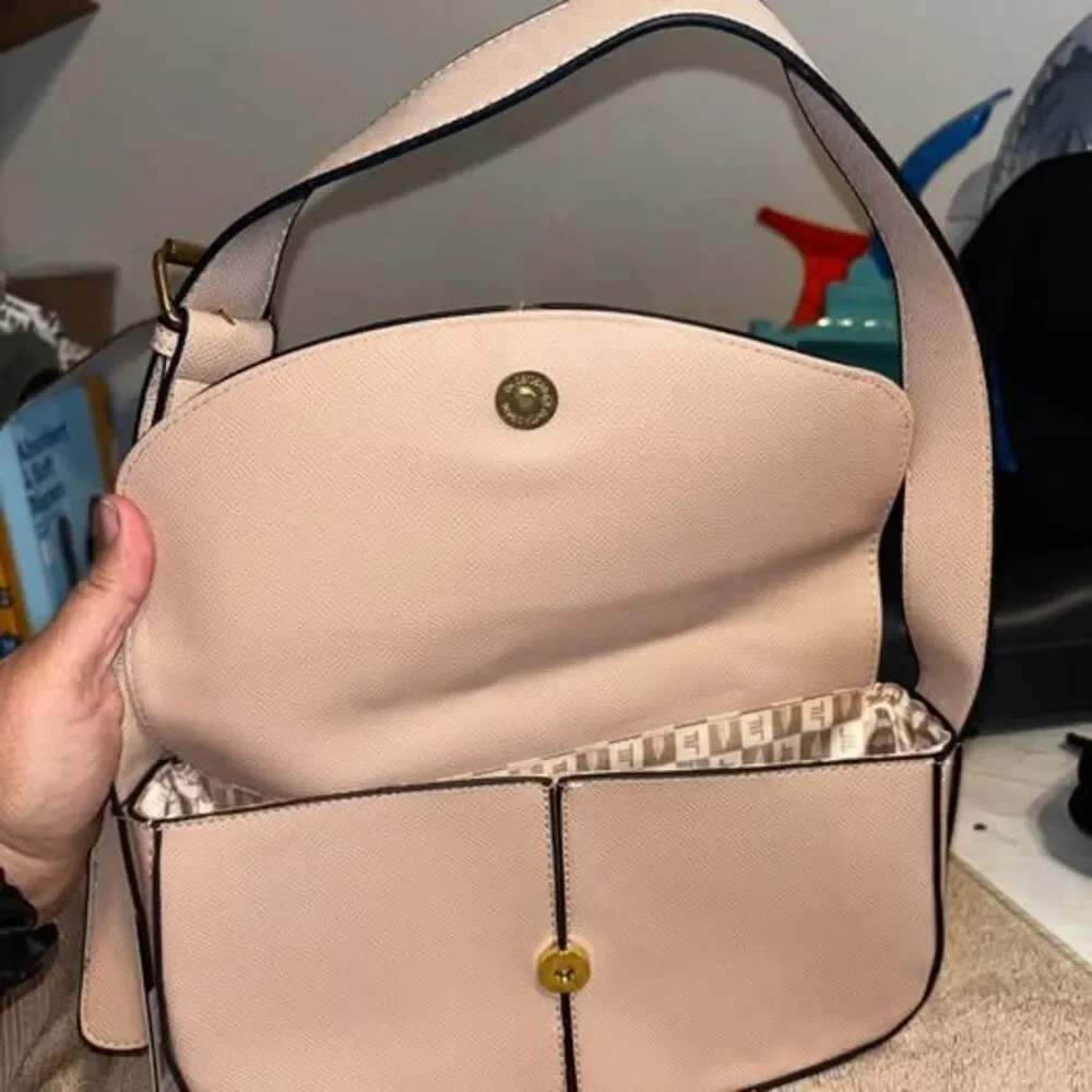 Brand new with tags never used London Fog Vachetta light pink shoulder bag